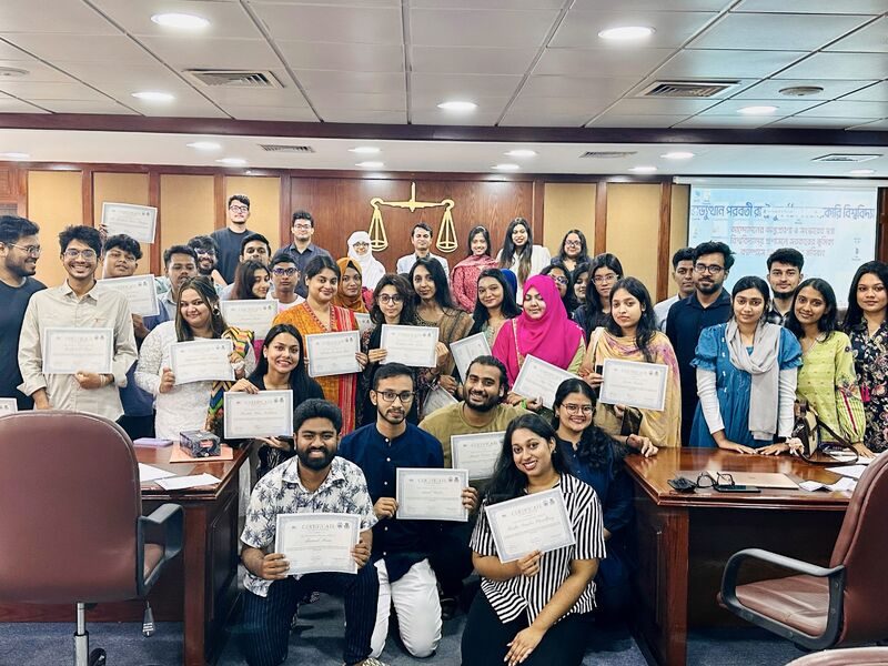 Participants at the commercial contract drafting workshop at North South University